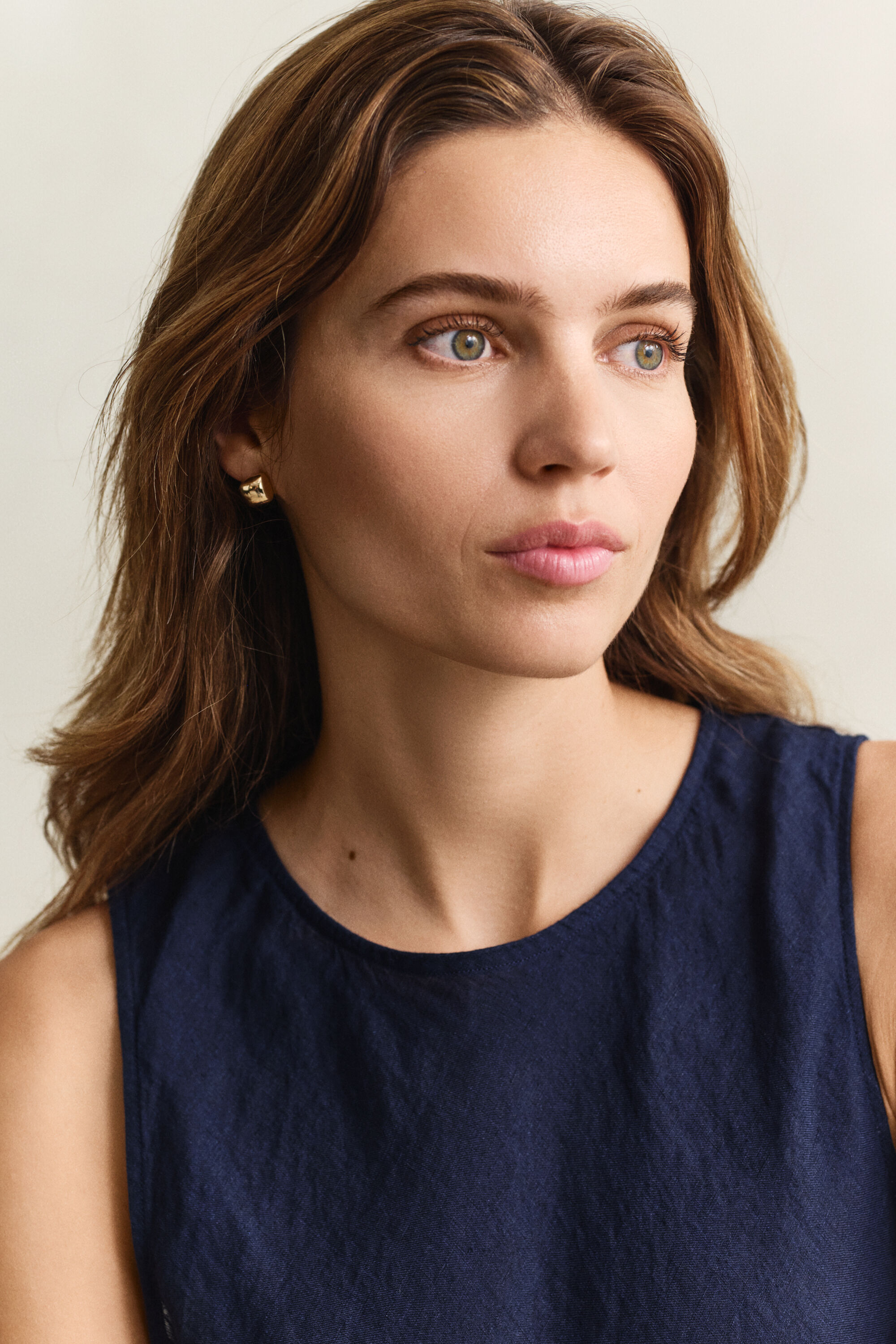 Vinoon leikattu midimittainen pellavamekko