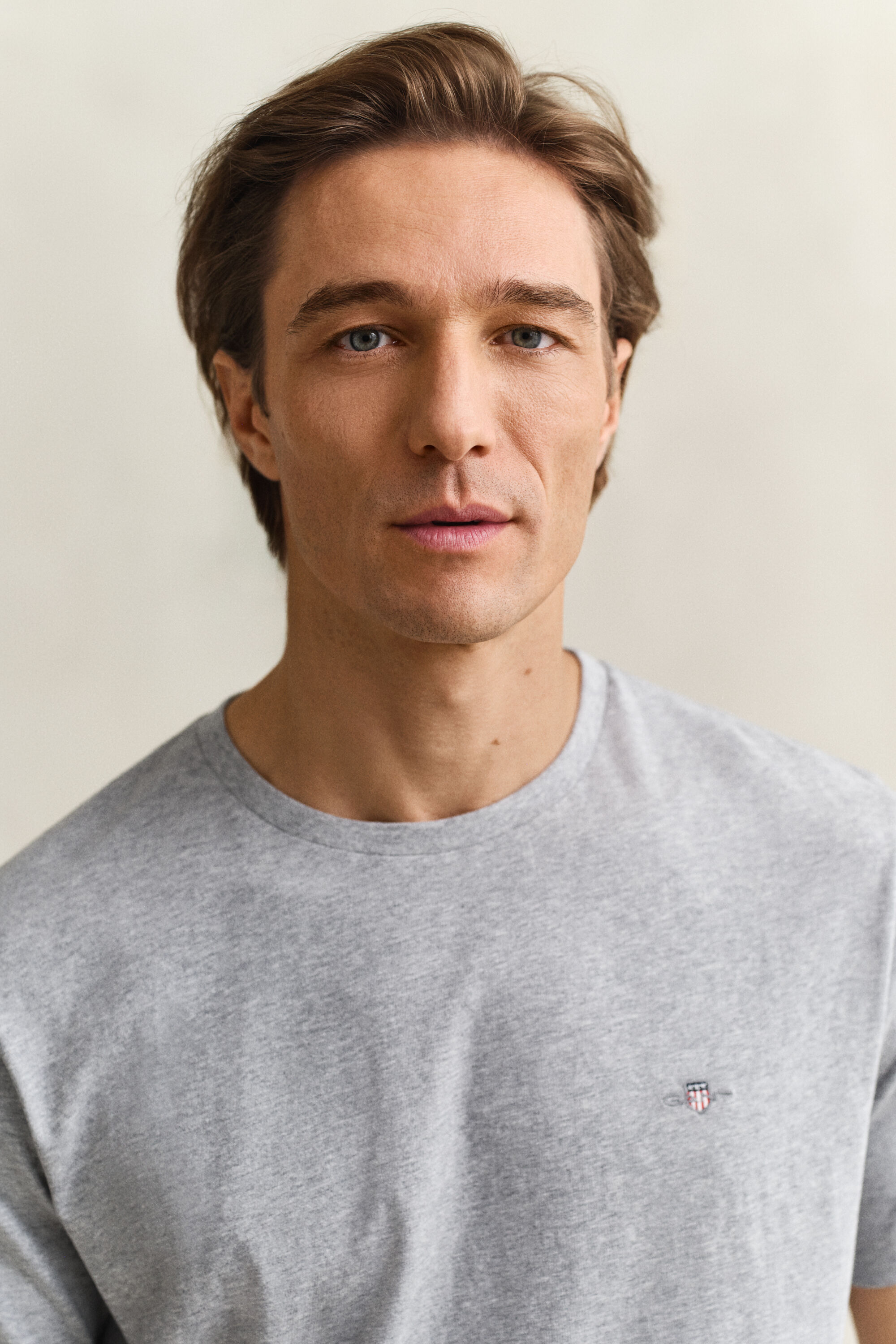 Regular fit ‑mitoitettu Shield-t‑paita