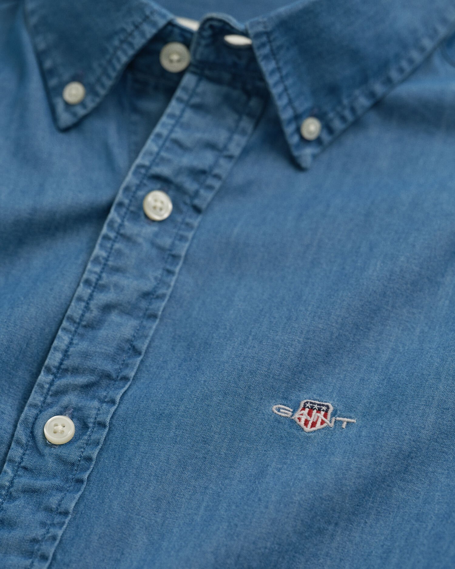 Slim fit ‑mitoitettu indigonsininen paita