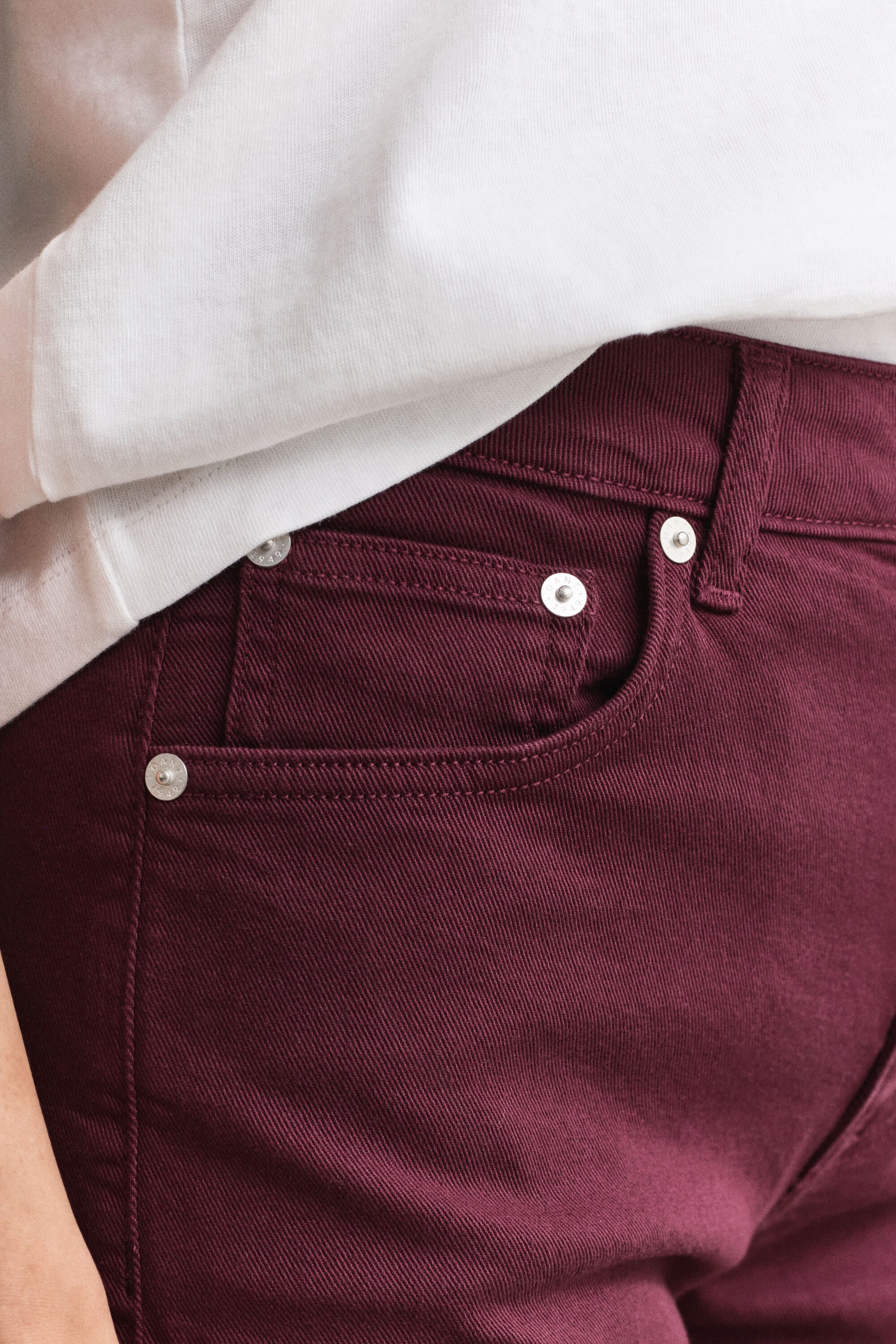 Levenevät slim fit -mitoitetut värjätyt farkut