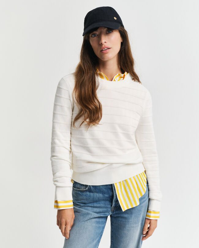 Kohopintainen puuvillaneulepusero, jossa pyöreä pääntie