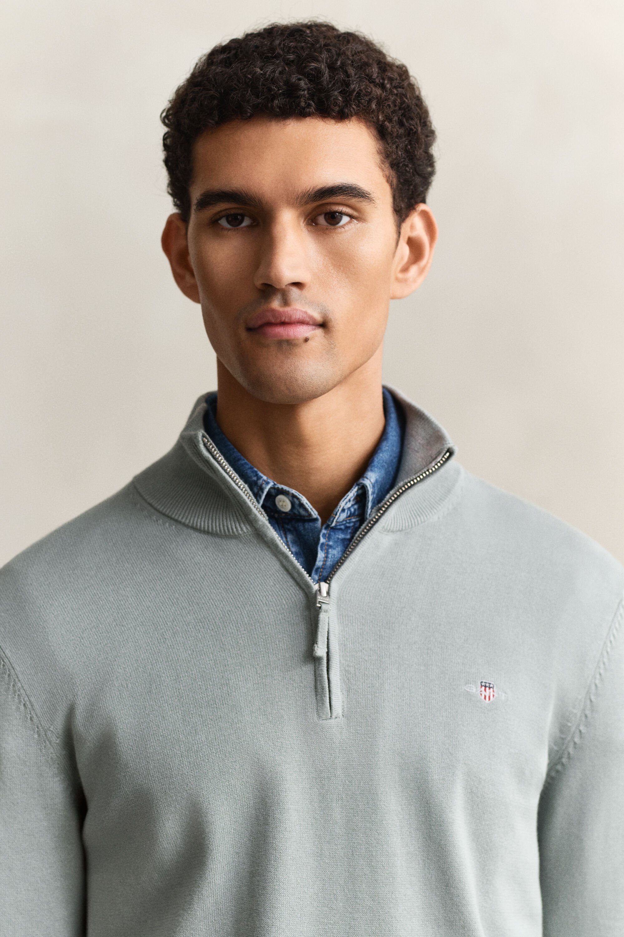 Klassinen puuvillaneulepusero puolivetoketjulla