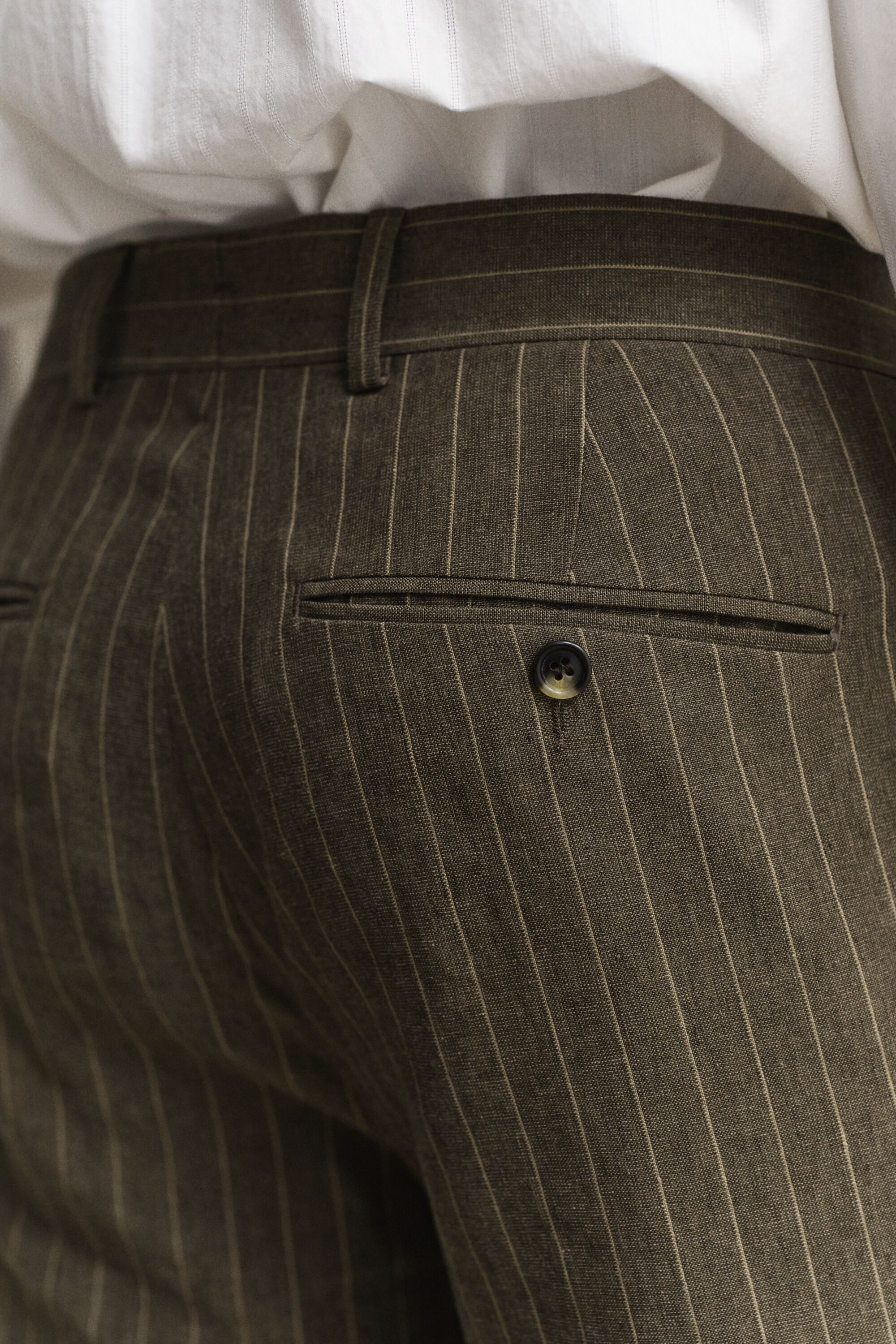 Liituraidalliset puvunhousut