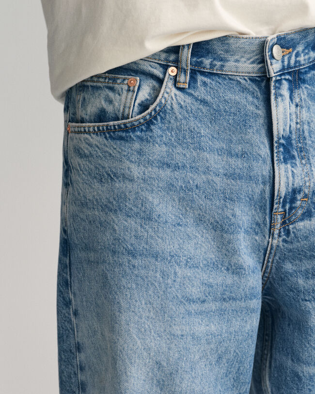 Loose fit ‑mitoitetut farkut