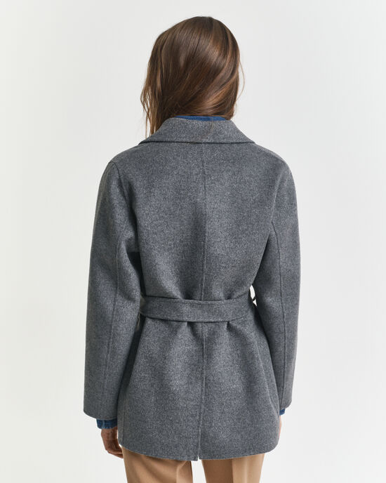 Käsin tikattu takki ja vyö