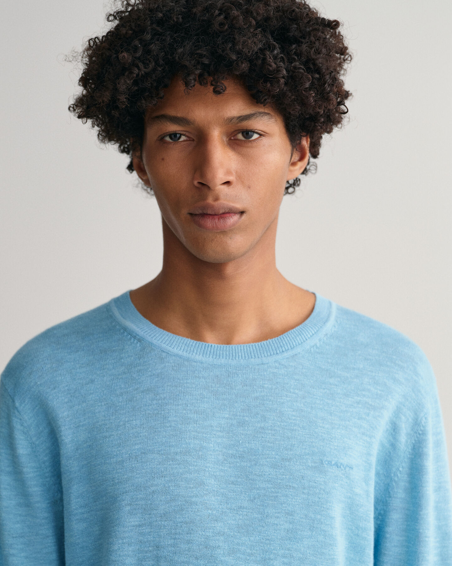 Puuvilla-pellavaneulepusero, jossa pyöreä pääntie