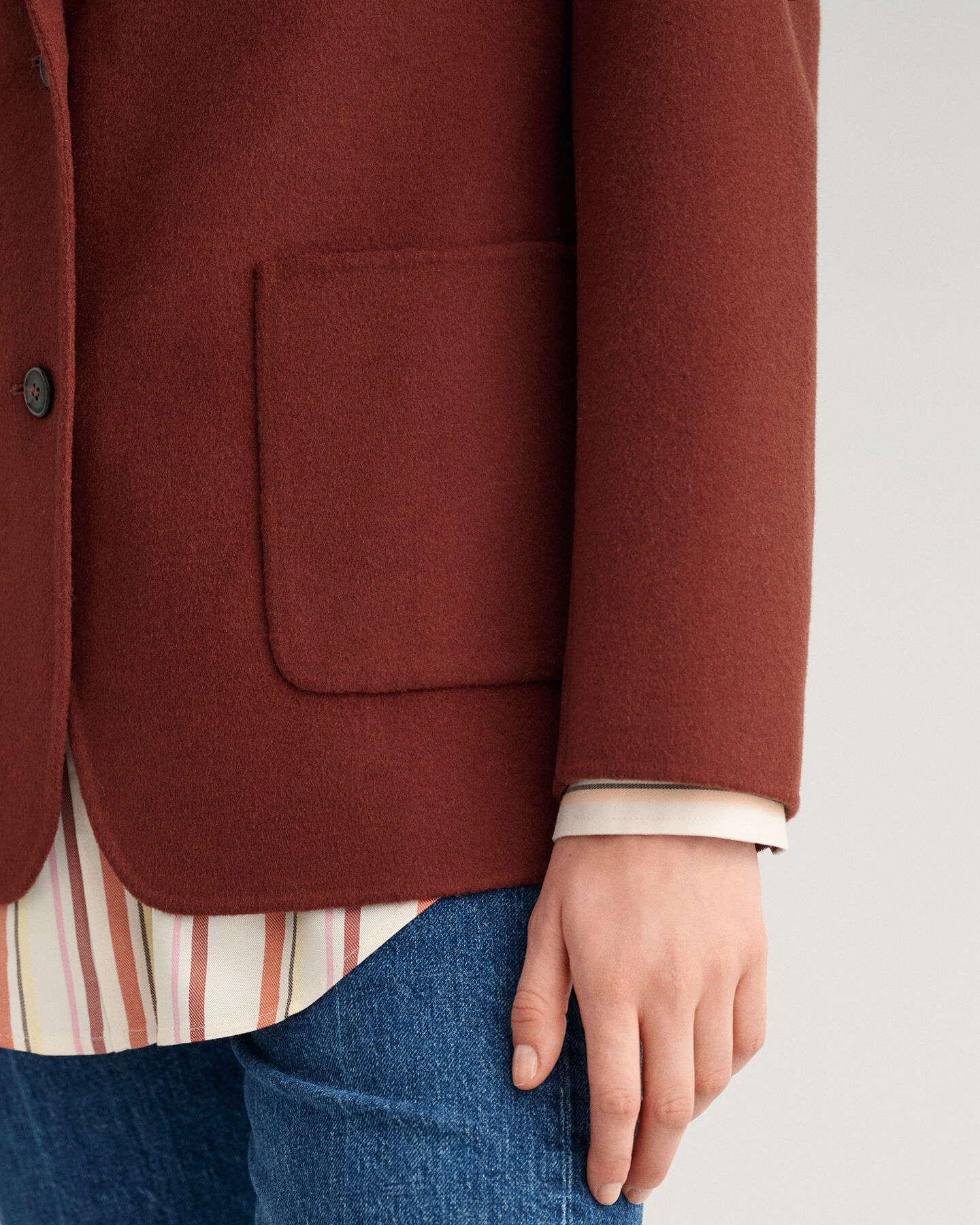 Käsin tikattu suora bleiseri