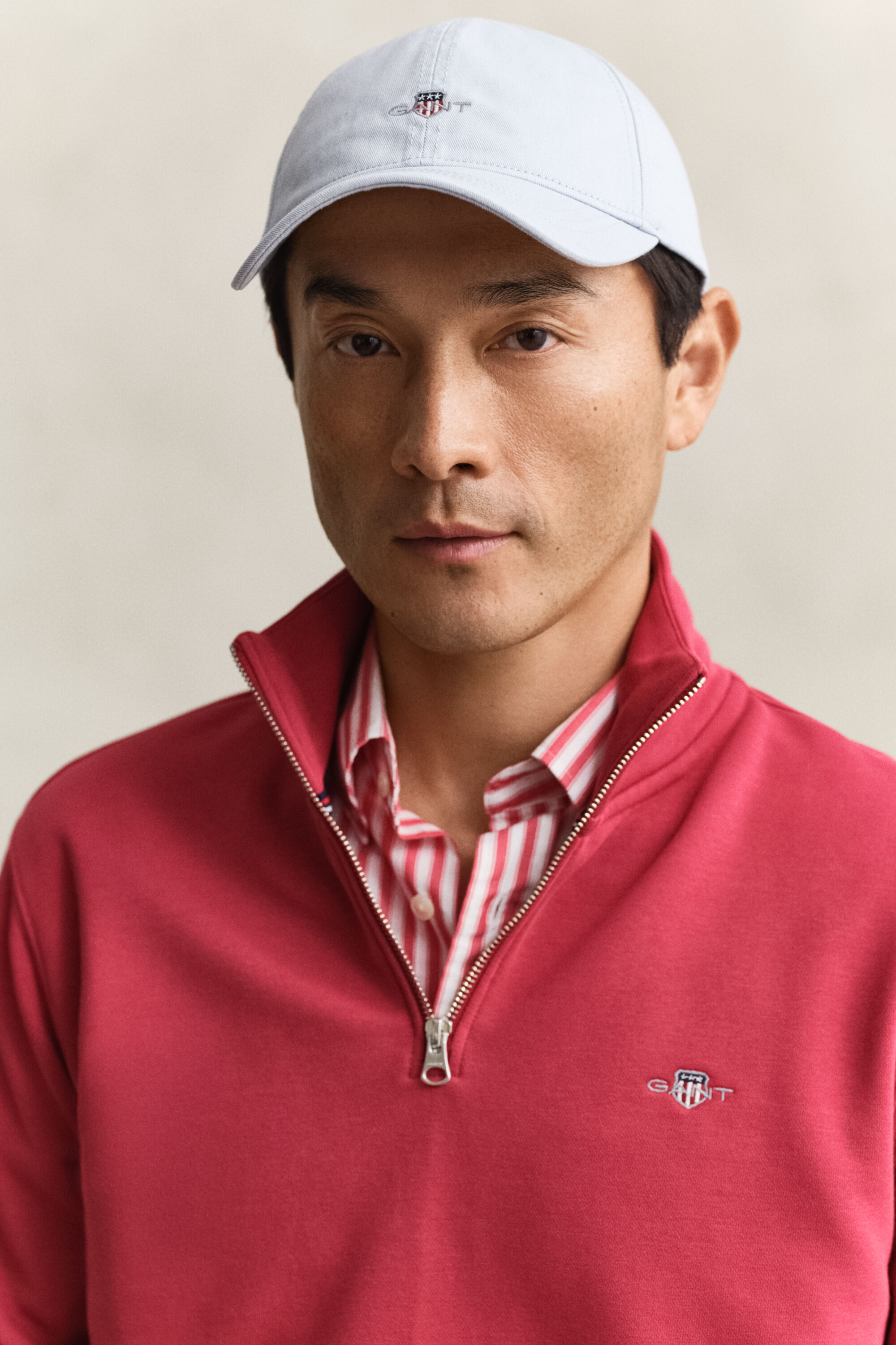 Shield‑collegepaita, jossa vetoketju pääntiellä