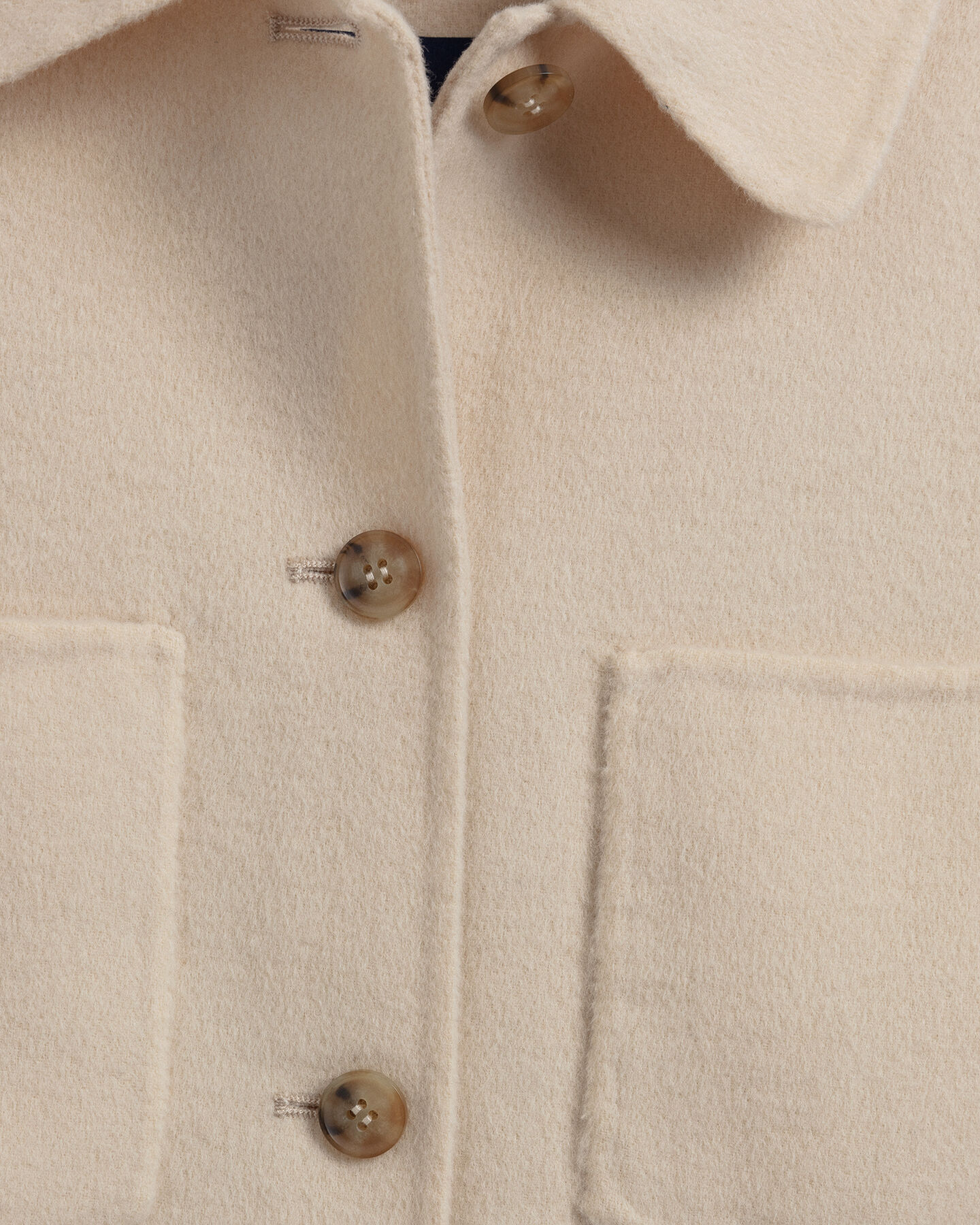 K&auml;sin tikattu paitatakki