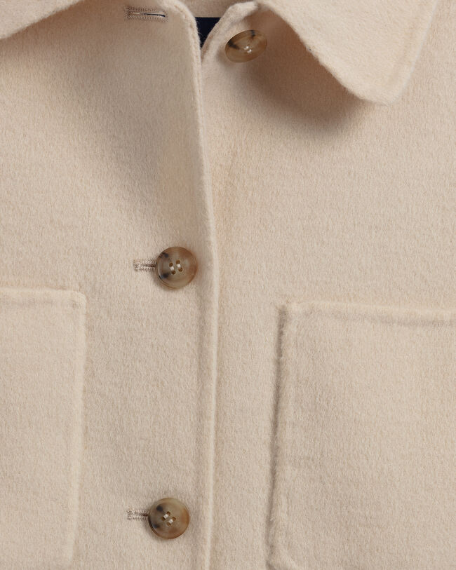 K&auml;sin tikattu paitatakki