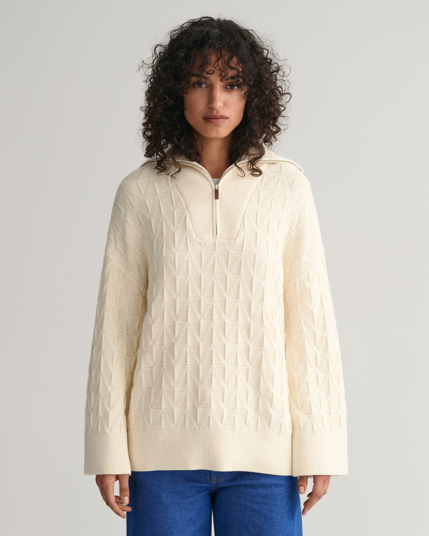 Kalanruotokuvioinen neulepusero, jossa vetoketjullinen pääntie