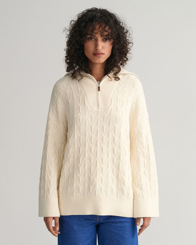 Kalanruotokuvioinen neulepusero, jossa vetoketjullinen pääntie