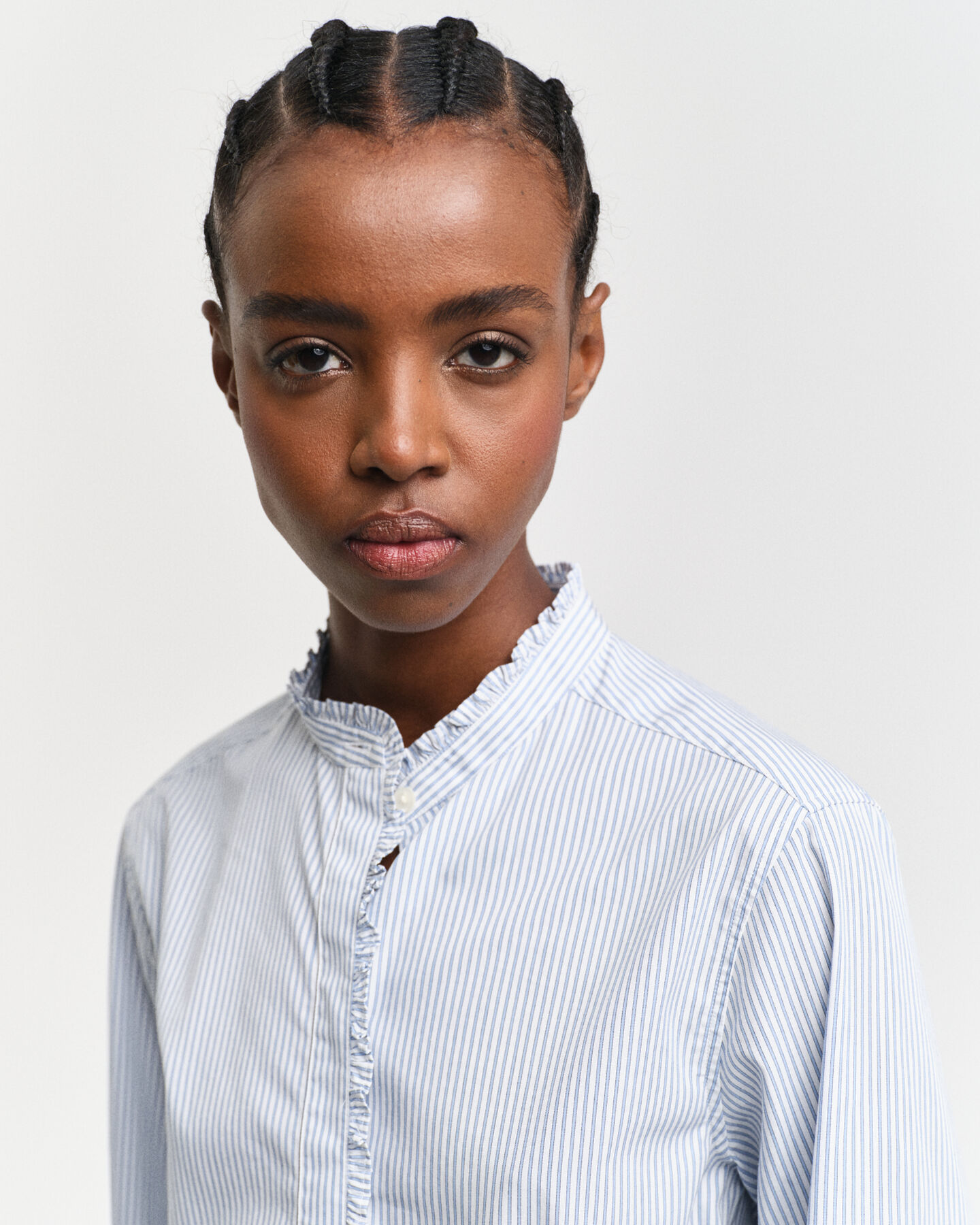 Regular fit ‑mitoitettu raidallinen röyhelöpaita