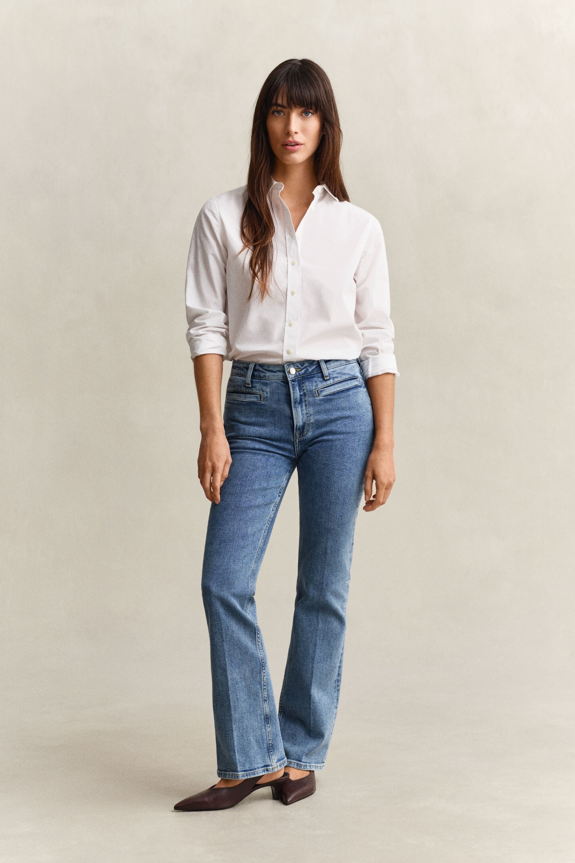 Alaspäin levenevät Monogram-farkut