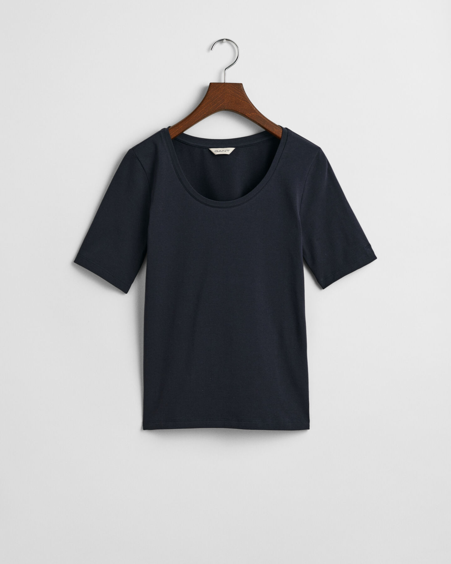 Syvään uurrettu pusero