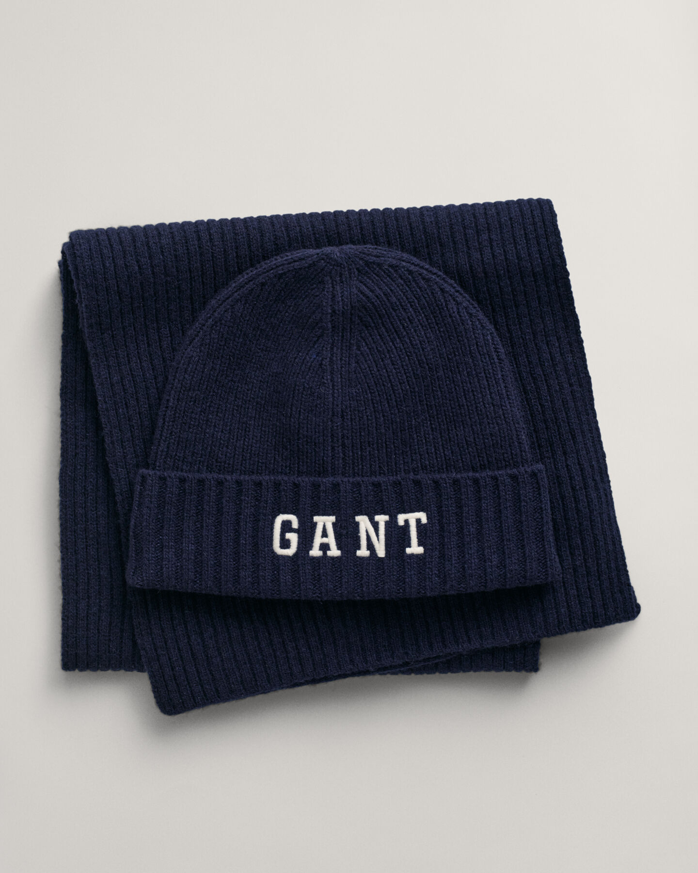 Pipo ja huivi lahjapakkauksessa