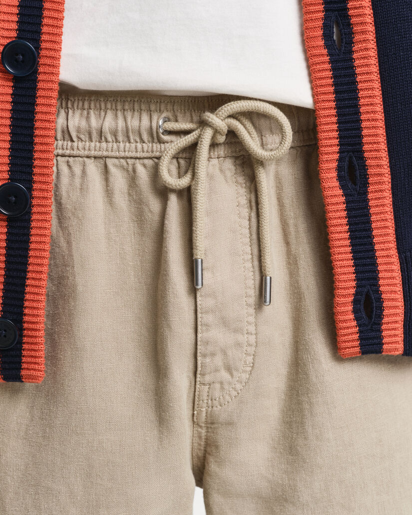 Regular&nbsp;fit ‑mitoitetut pellavaiset reisitaskushortsit