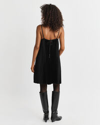 Satiininen vekkihelmainen olkainminimekko