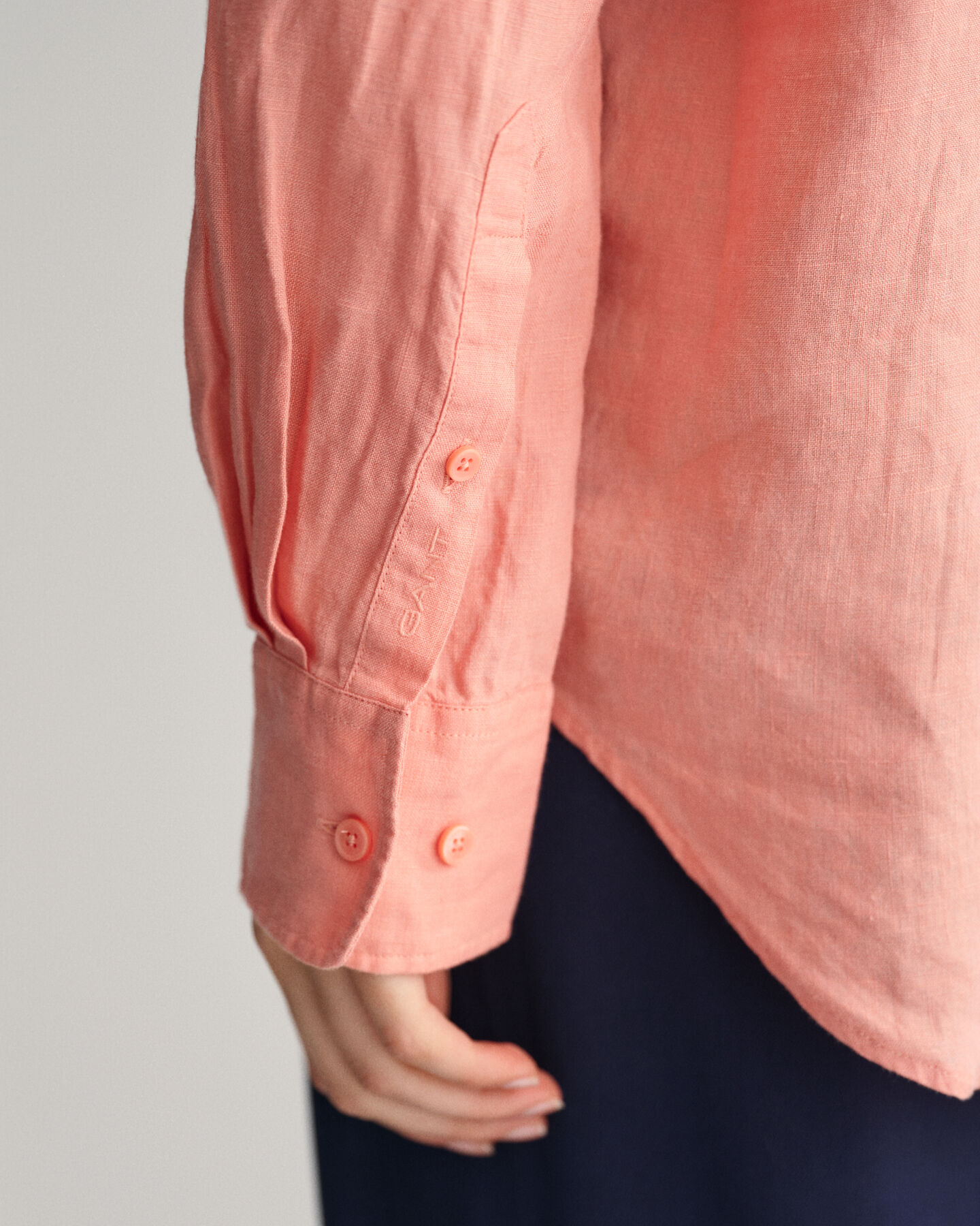 Relaxed&nbsp;fit ‑mitoitettu pellavapaita