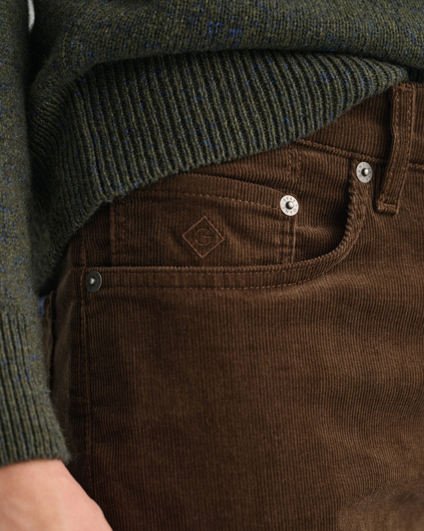 Slim fit ‑mitoitetut Hayes-vakosamettifarkut