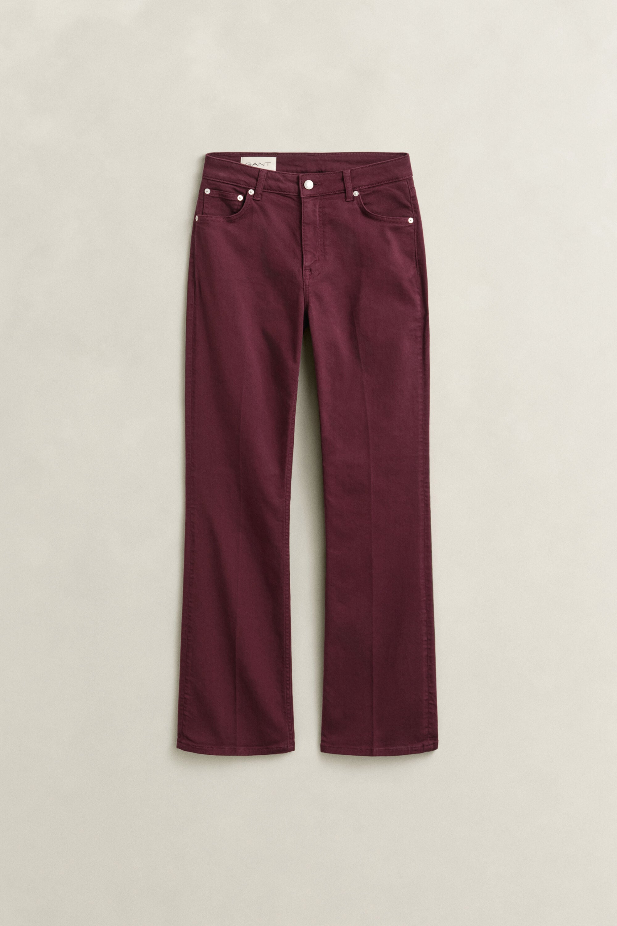 Levenevät slim fit -mitoitetut värjätyt farkut
