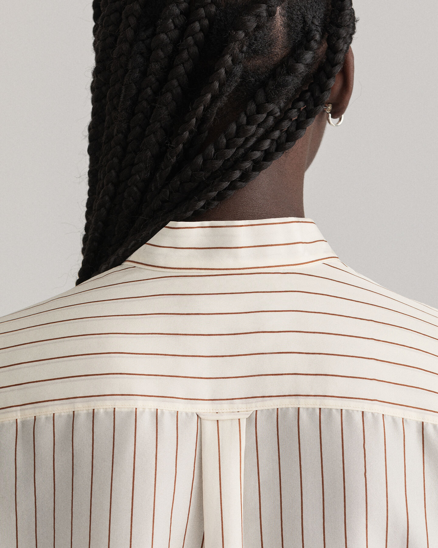 Liituraitakuvioitu silkkipaita rusettikauluksella