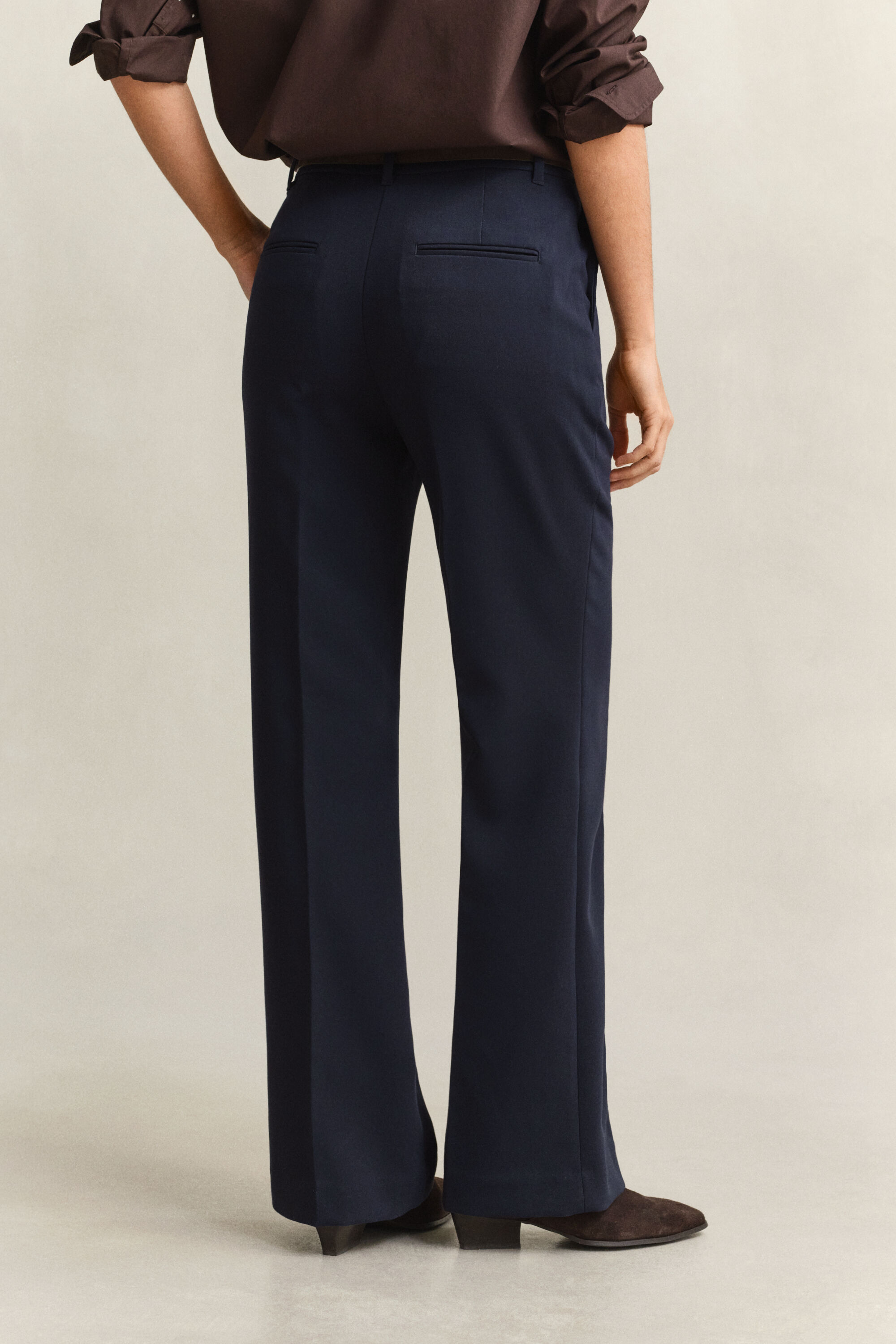 Slim fit ‑mitoitetut alaspäin levenevät housut