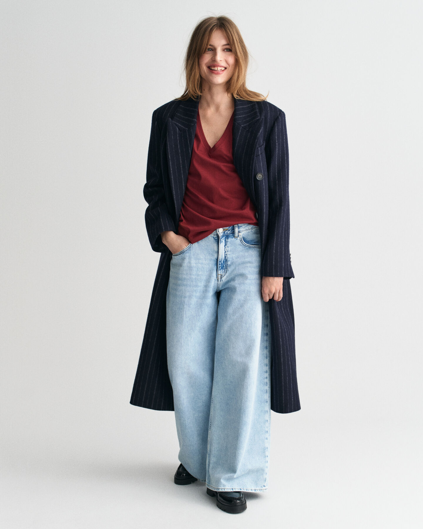 Shield-t‑paita, jossa v-pääntie