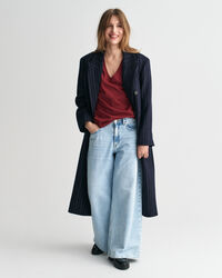 Shield-t‑paita, jossa v-pääntie