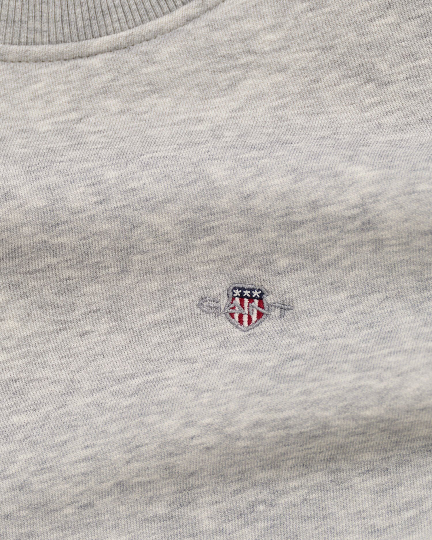 Shield-collegepaita, jossa pyöreä pääntie