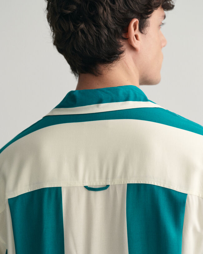 Relaxed&nbsp;fit ‑mitoitettu lyhythihainen viskoosipaita