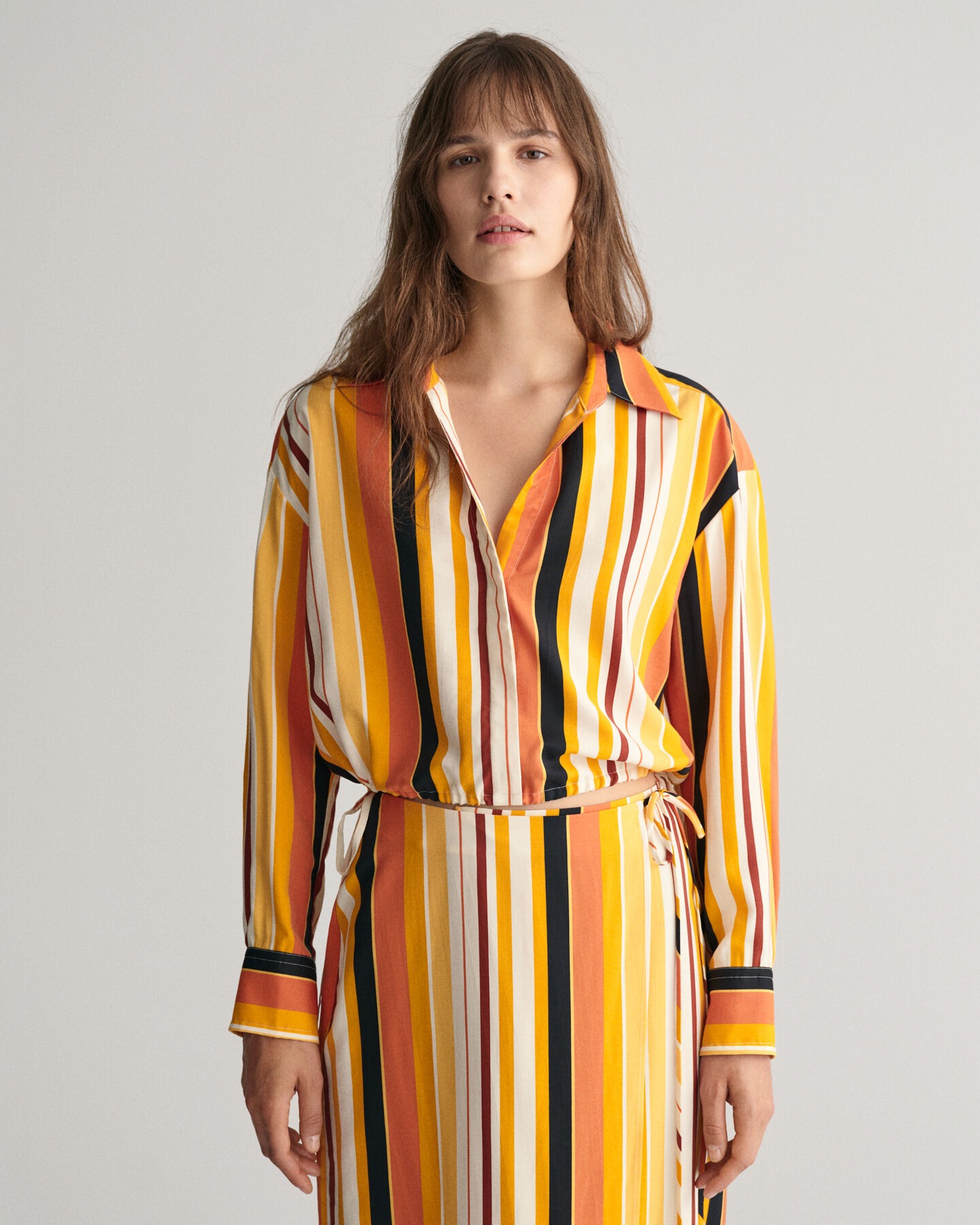 Relaxed&nbsp;fit ‑mitoitettu Tie Band -raitapaita