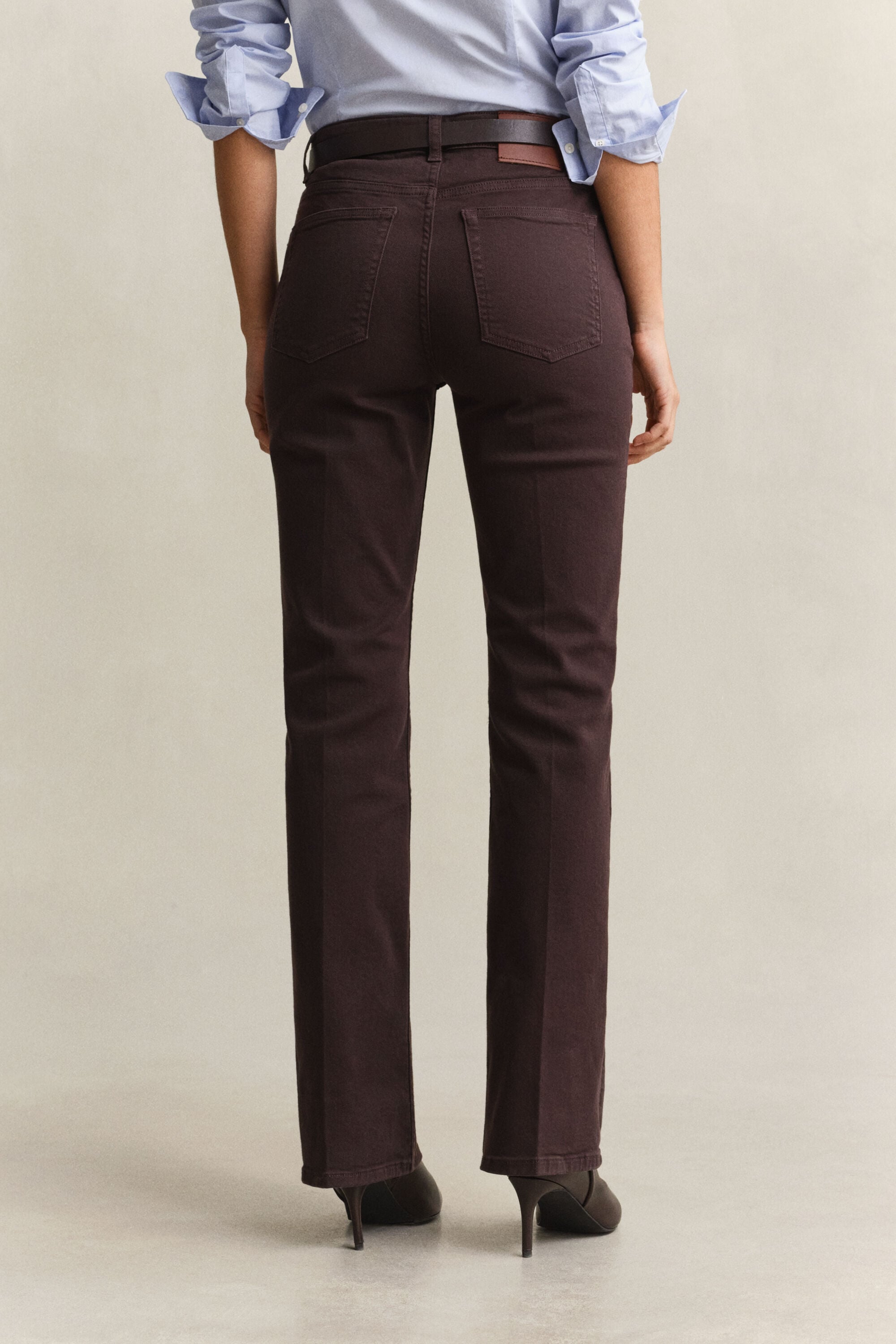 Levenevät slim fit -mitoitetut värjätyt farkut