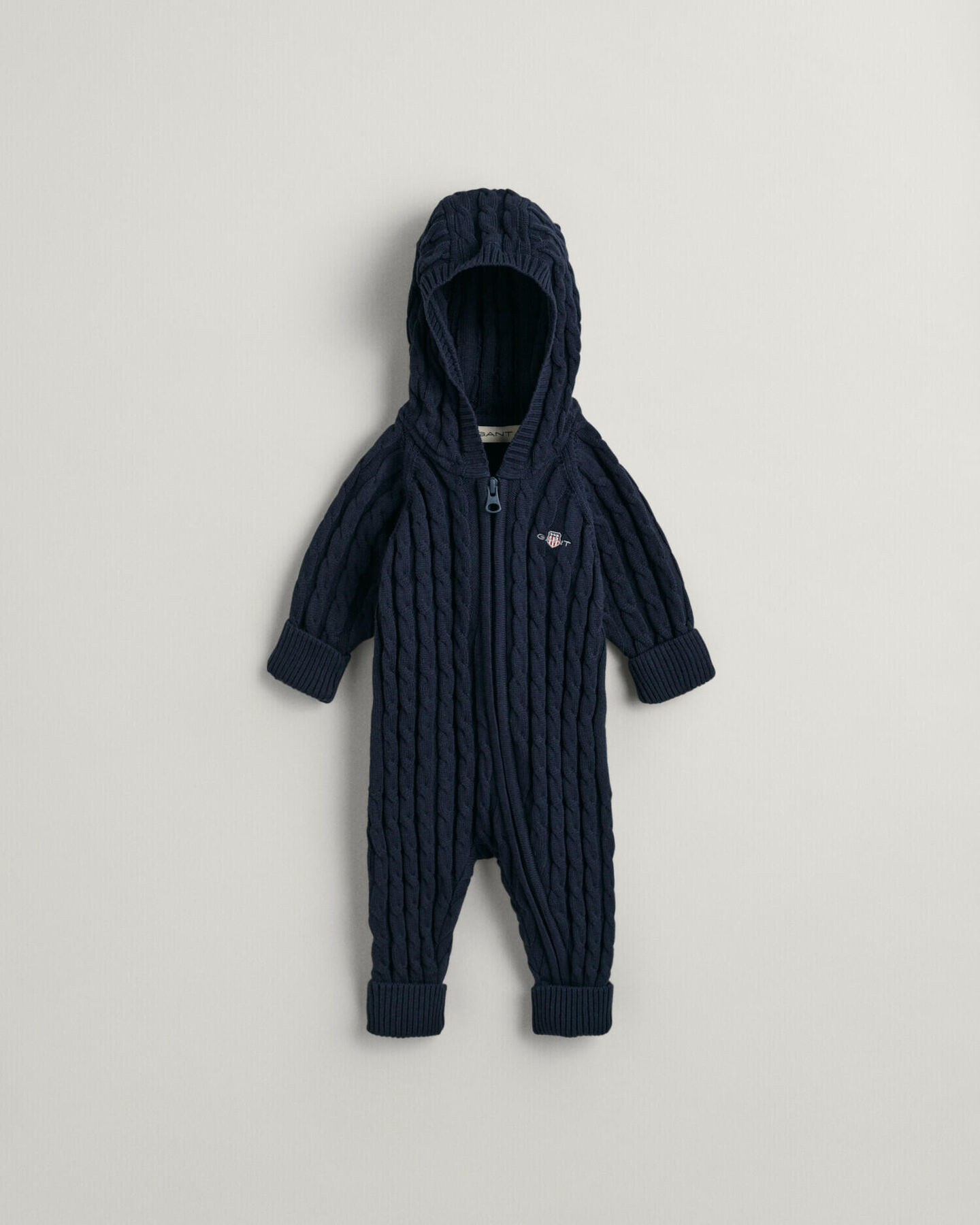 Baby-malliston puuvillainen Shield-palmikkoneulehaalari