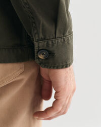 Valmiiksi ommeltuna värjätty päällyspaita