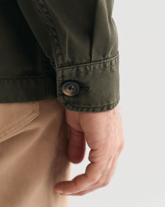 Valmiiksi ommeltuna värjätty päällyspaita