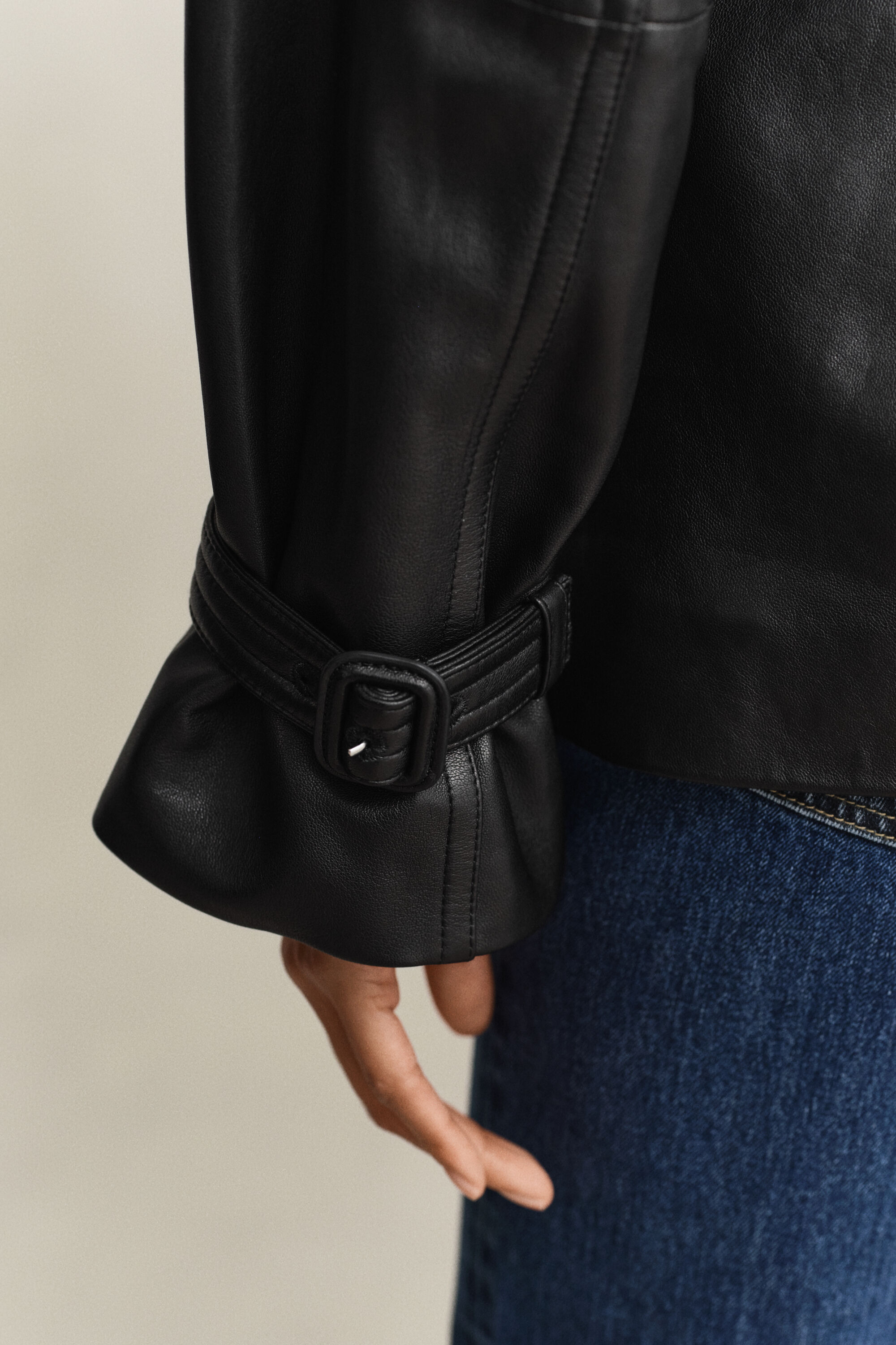 Lyhyt nahkainen trenssitakki