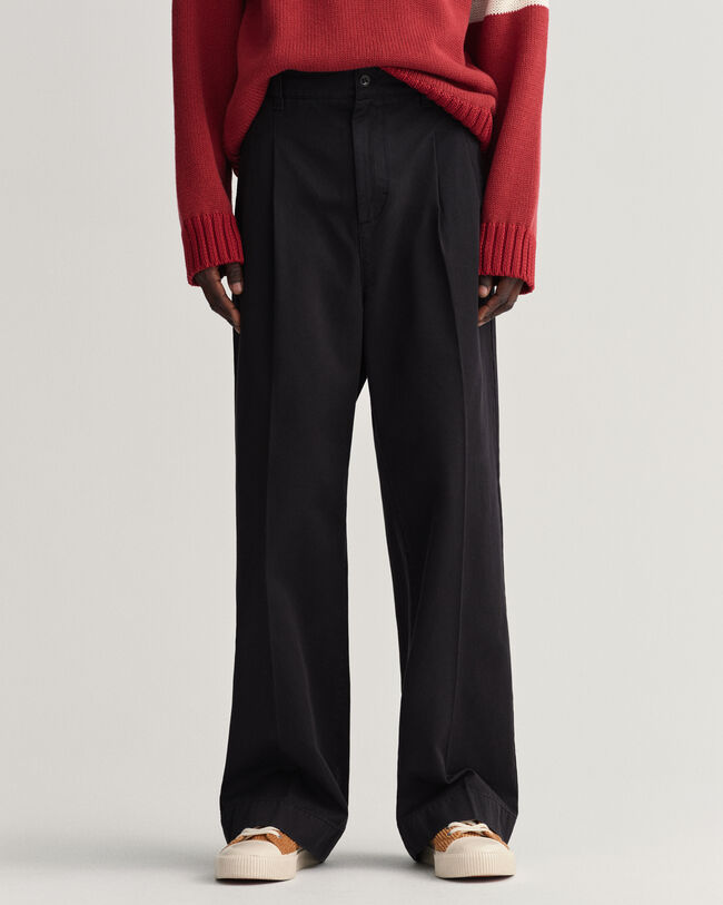 Väljät chinot laskoksilla