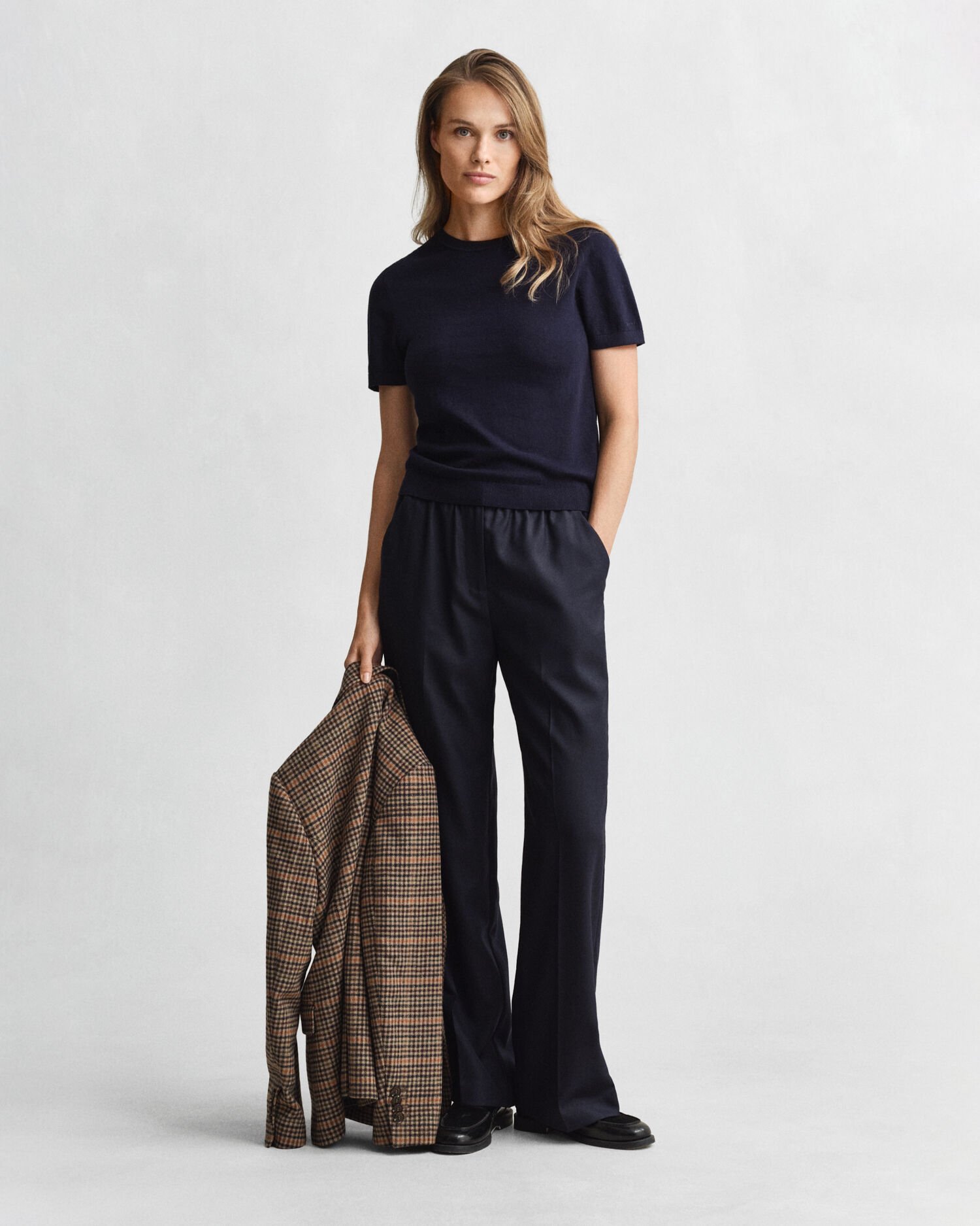 Kevyt lyhythihainen neulepusero, pyöreä pääntie