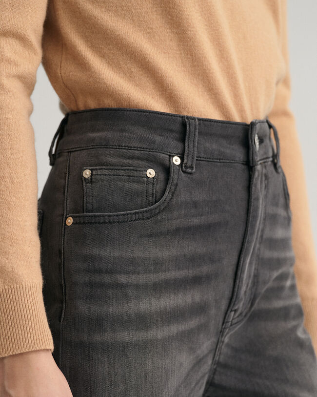 Nilkkapituiset, alasp&auml;in levenev&auml;t farkut