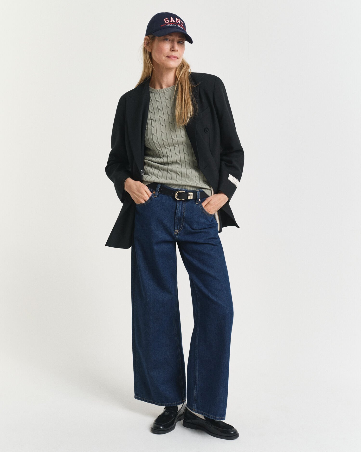 Palmikkoneule, jossa pyöreä pääntie