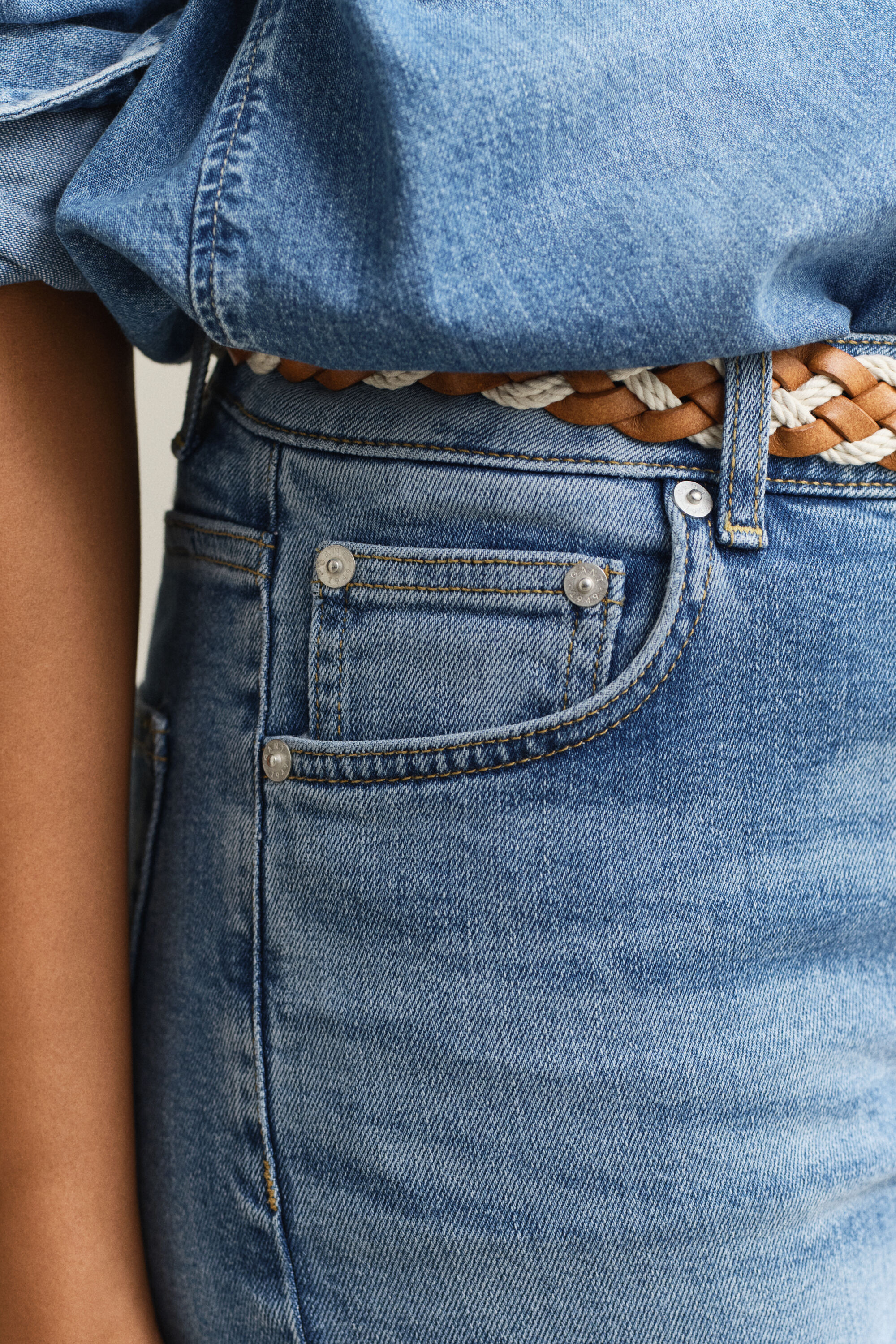 Joustavat alaspäin levenevät farkut