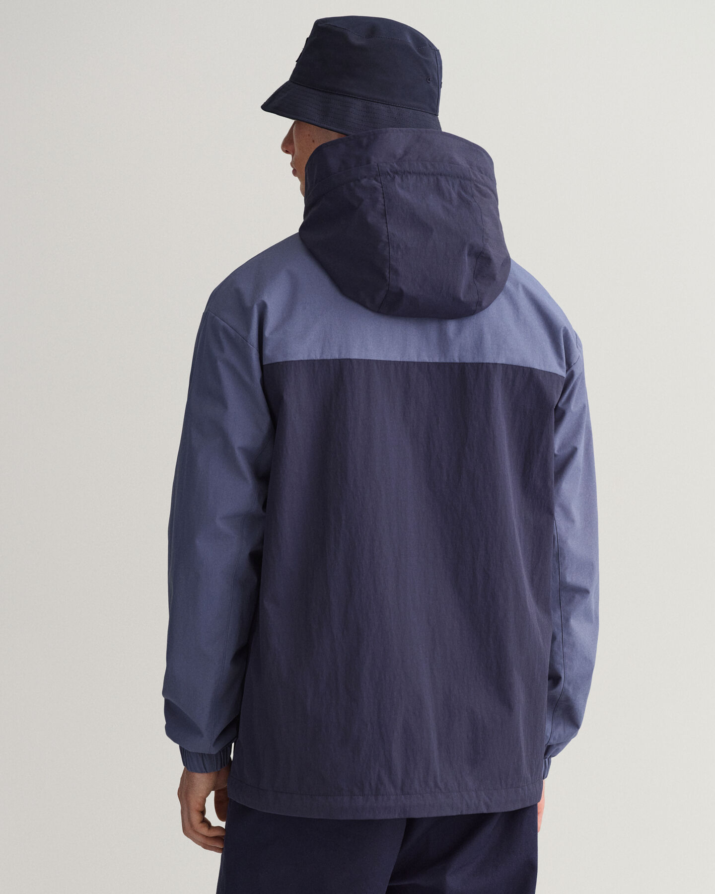 Kaksivärinen hupullinen takki