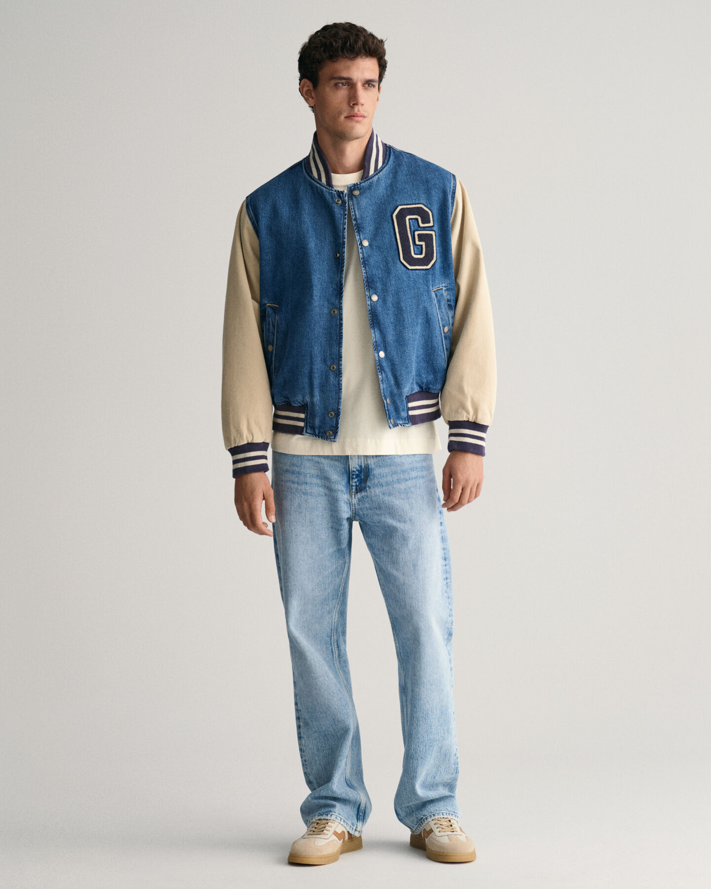 Loose fit -mitoitetut leveälahkeiset farkut