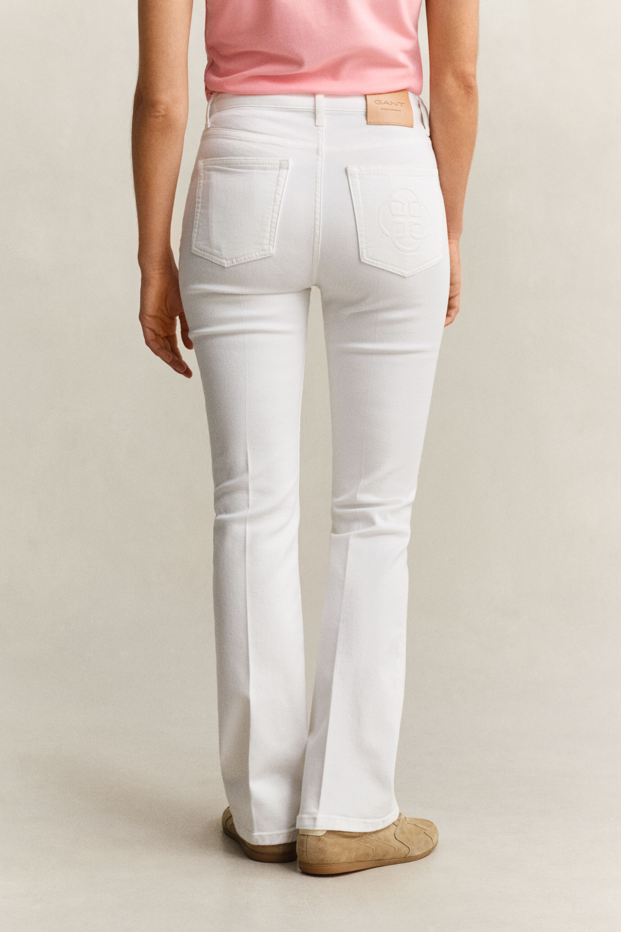 Alaspäin levenevät Monogram-farkut