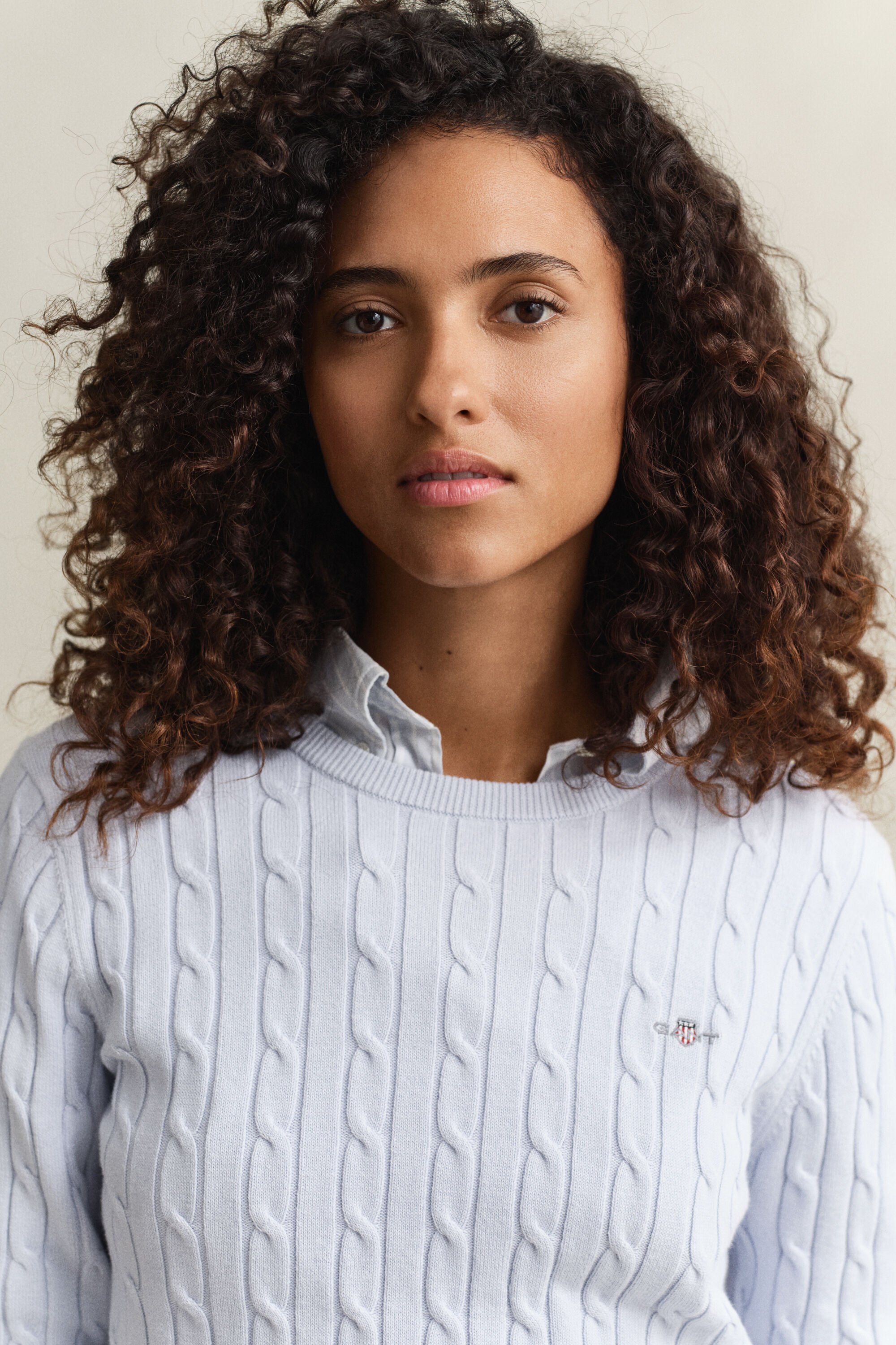 Palmikkoneule, jossa pyöreä pääntie