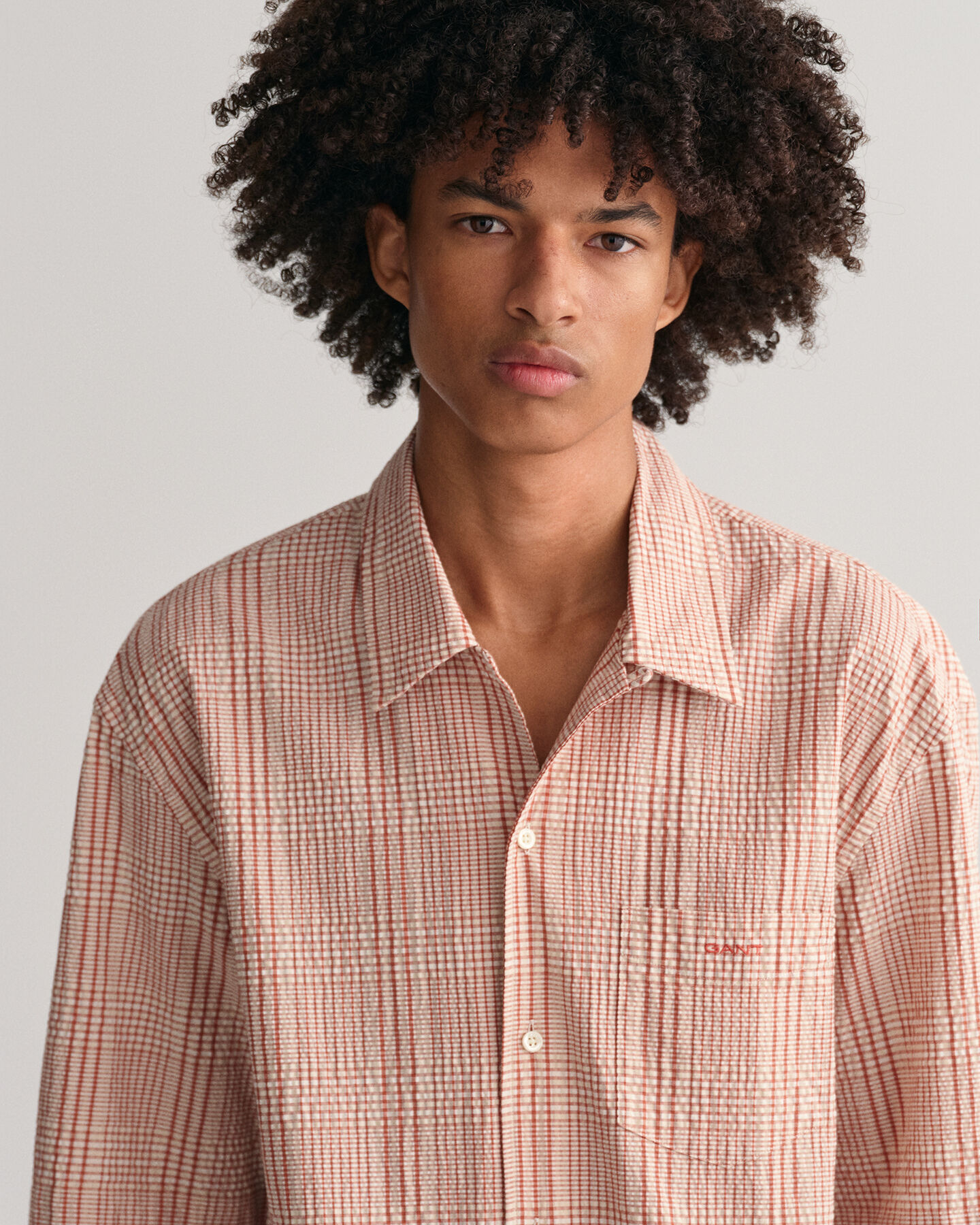 Relaxed&nbsp;fit ‑mitoitettu lyhythihainen seersucker-ruutupaita