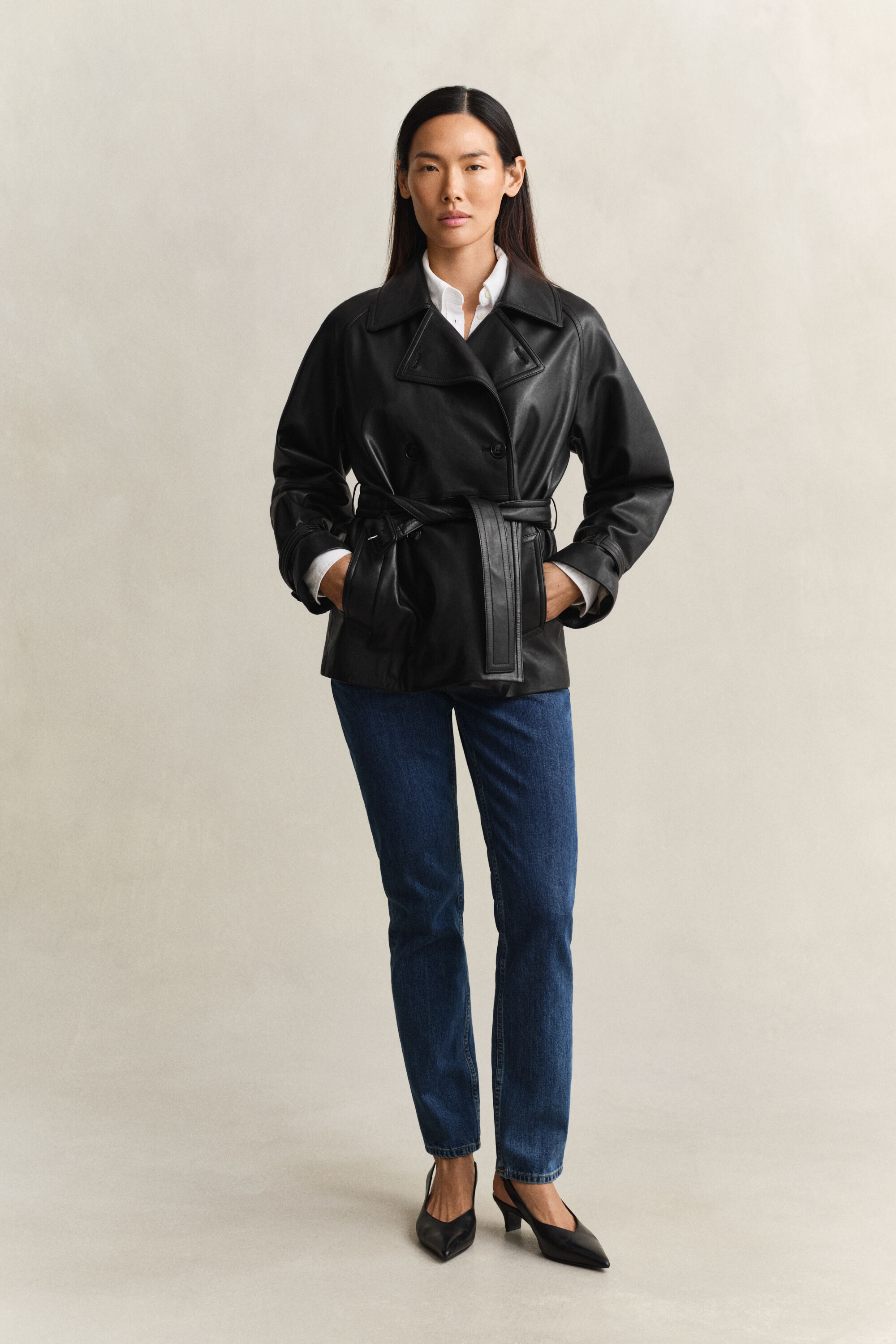 Lyhyt nahkainen trenssitakki