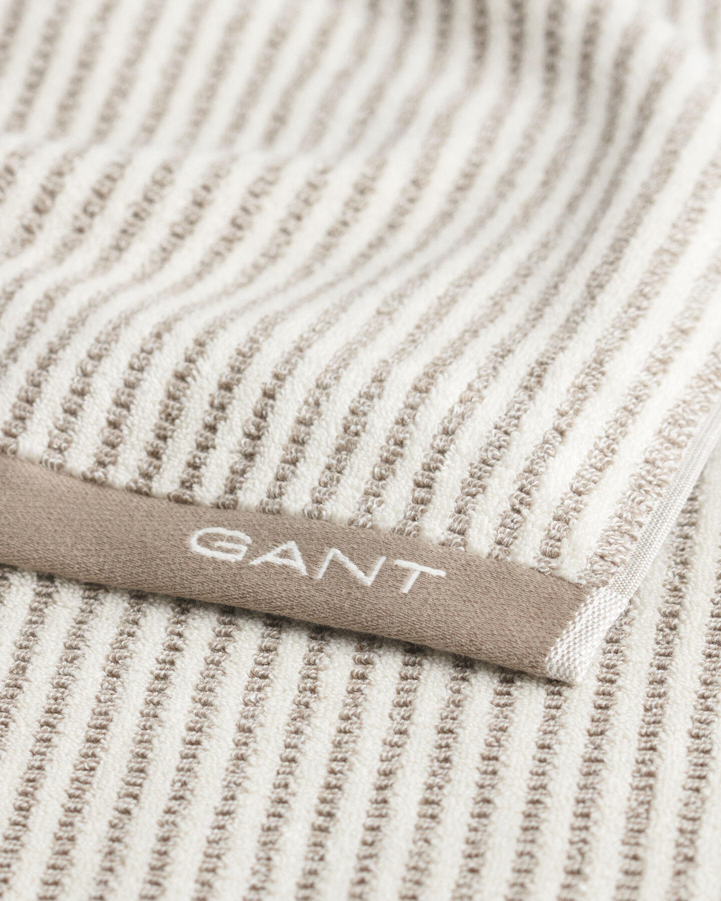 Raidallinen pyyhe (70 cm x 140 cm)