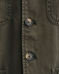 Valmiiksi ommeltuna värjätty päällyspaita